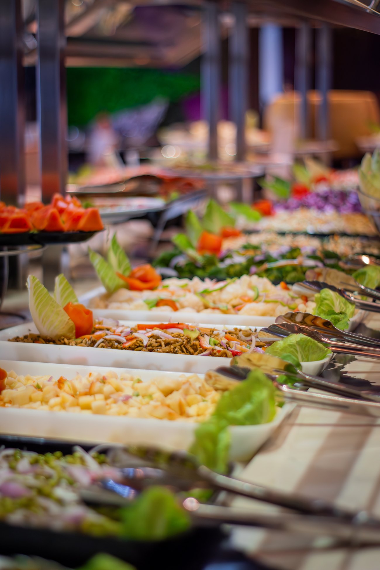 Barra de guarniciones y ensaladas.